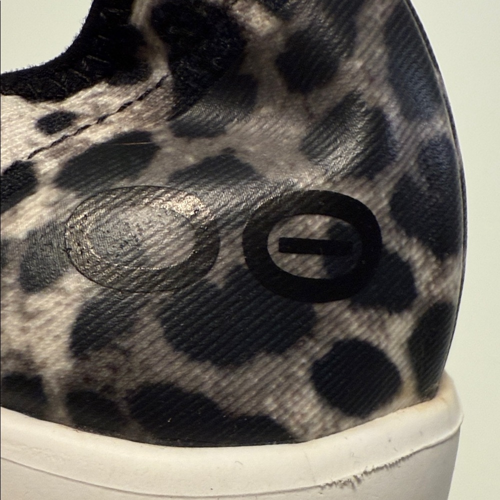 Oofos Women’s Animal Print Slip-On OOmg eeZee Shoes Size 10 | 41 | Fits Size 9 - Picture 7 of 7